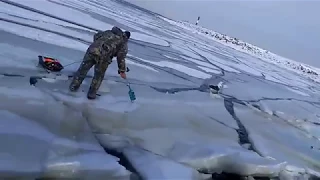 Волна расколола лед