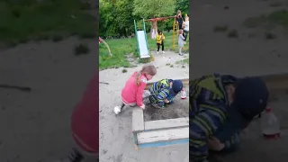 Это просто чумовое видео тут девка поцеловала моего друга