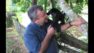 Pablo Yoder y su mono aullador