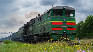 2ТЭ10М-2377 набирает скорость на выезде из Николаева