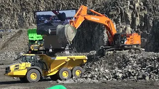 Hitachi Zaxis ZX690 Bagger lädt Bell B40E Dumper