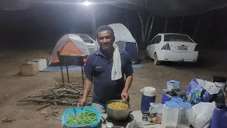 chegamos  não  montamos  acampamento  pescamos  e fizemos  uma comida simples  mas muito boa