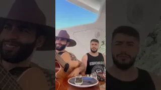 Gusttavo Lima, Bruno  voz e violão    cabelo cor de ouro