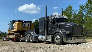 kw T800 with “LOUDEST” straight pipes and JAKE BRAKE