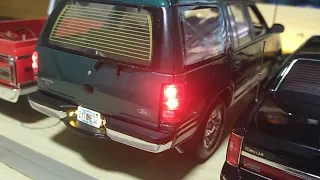 Ford expedition 1998 1:18 diecast model light UT model