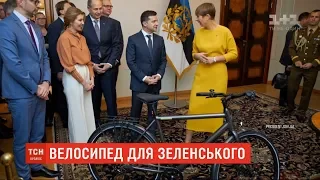 Президентка Естонії подарувала Зеленському електровелосипед з іменною табличкою