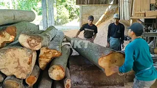 Rejeki Melimpah,,! Cara terbaik menggergaji kayu randu bahan papan cor cepat & praktis