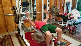 Me Bench Pressing 225lbs x 6