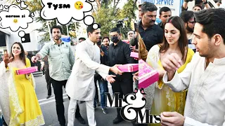 Kiara Advani Siddharth Malhotra Distributes Sweet To Media & Fans Outside Kalina Airport ✈️❤️