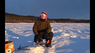 Рыбалка в глухозимье на Аляске.Лёд 90 см.