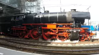 Stoomtrein vertrekt vanaf Amsterdam centraal.Stoomshow zo als het hoort.