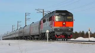 ТЭП70-0406 с пассажирским поездом Новый Уренгой — Казань и приветливой бригадой