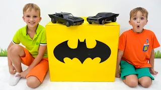 Vlad dan Niki bersenang-senang dengan mobil mainan Batman