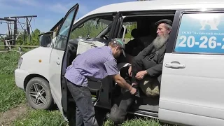 Приехали в Потеряевку .  Обутому в машине не поместиться.  02. 06. 2018