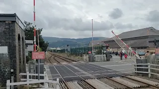 Double hangman at Barmouth south level crossing