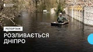 Затопило дороги: як жителі прикордонного села, що на Чернігівщині, на човнах добираються на роботу