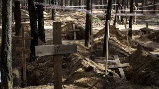 Identificação dos corpos encontrados após a libertação de Izyum