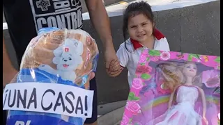 Millonario cambia casa nueva por un pedazo de pan a hermosa niña de la calle 😭