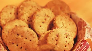 Perfect Cracker Recipe (Super Crispy! Parsley Saltine Crackers | Easy & Delicious Snack)