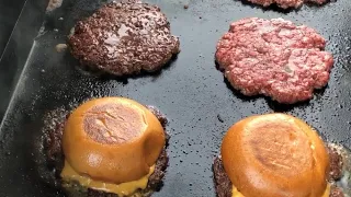 Making SmashBurgers on my Blackstone! Quick and easy tips and tricks for the perfect cheeseburgers!