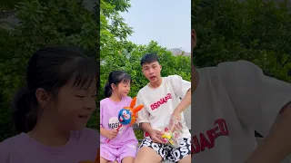 Dad feeds new friend 🐿️🥜👧🏻♥️🧑🏻✅🌈🚀 😱😭👧🏻🤣 ✅❤️🚀🍭👩🏻 #funny video #funny #lollipop #love #food #cute