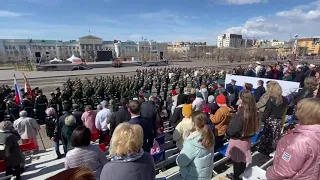 Ветераны на трибунах стоя слушали оркестр на параде в День Победы на площади в Чите