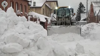 Новосибирские активисты помогают чистить дворы от снега