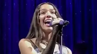 Olivia Rodrigo SURPRISED by fans on stage