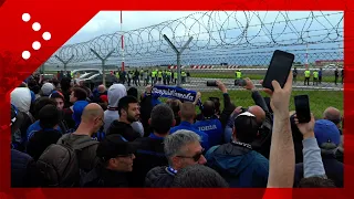 Bergamo: squadra Atalanta saluta tifosi che attendevano all'aeroporto