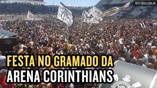 Torcida entra em campo e faz a festa na Arena Corinthians