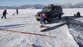 Внедорожник провалился под лёд на Байкале