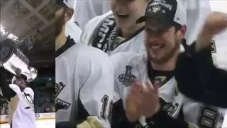 Penguins players react to Phil Kessel hoisting the Stanley Cup
