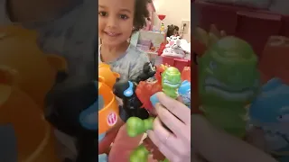 Fufu plays with Mickey's Heroes of Goo Jit Zu toys!