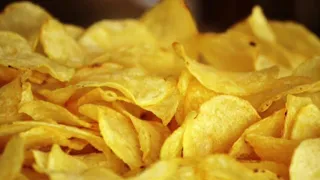 Dopo Aver Visto Questo Video, Non Mangerai Più Patatine Fritte (Chips Di Patate)