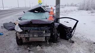 Серьёзное Дтп в новосибирском районе 05.12.2020 машина Hyundai влетела в столб. Двое человек погибло