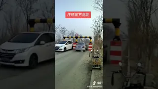 Китайская версия лежачего полицейского
