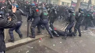 Primo maggio di scontri a Parigi, poliziotto centrato da molotov: gli agenti spengono le fiamme