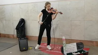 Александра Лейко играет на эстрадной скрипке в метро "Площадь Революции" 23 ноября 2019 года