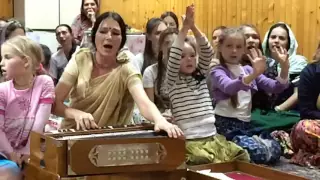 Children singing for Niranjana Swami in Kiev, Ukraine – 5-Oct-2016