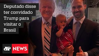 Eduardo Bolsonaro posa ao lado de Trump e convida ex-presidente para visitar o Brasil