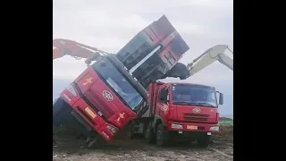 Truck fail compilation! 【E7】---Extremely dangerous heavy loaded trucks!