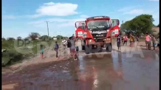 La solidaridad santiagueña con los pilotos del Dakar en Ardiles (Depto. Jiménez)