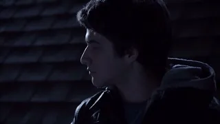 Teen Wolf 1x11 Scott watch over Allison fall sleep by falling form Allison house roof.