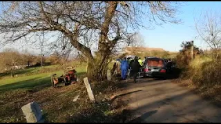 Mueren dos hermanos al volcar su tractor en Lalín