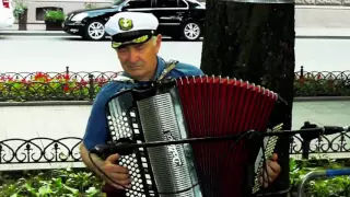 Баян на Приморском бульваре / Accordion at the Primorsky Boulevard