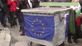 Это НАДО видеть!/Болгария ПРОТИВ Евро! Anti-Euro protesters throw eggs at EU building in Sofiа