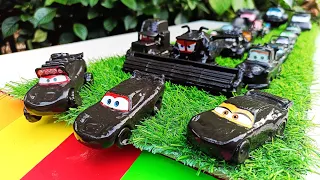 Clean up muddy mini Cars & disney car convoys! Play in the garden