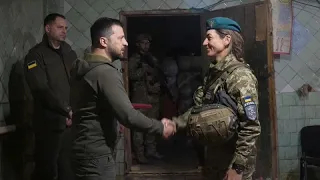 Guerre en Ukraine : Volodymyr Zelensky rencontre des soldats sur le front