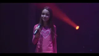 Angélina reprend "Tous les mêmes" de Stromae en Concert - 09/02/17