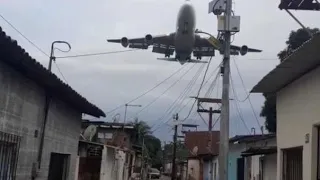 Avião passa muito perto de casas e assusta moradores no Recife